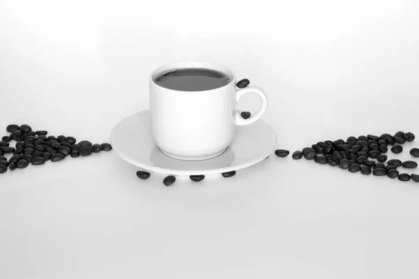 Caffè e chicchi di caffè in forma di frecce su sfondo bianco — Foto Stock