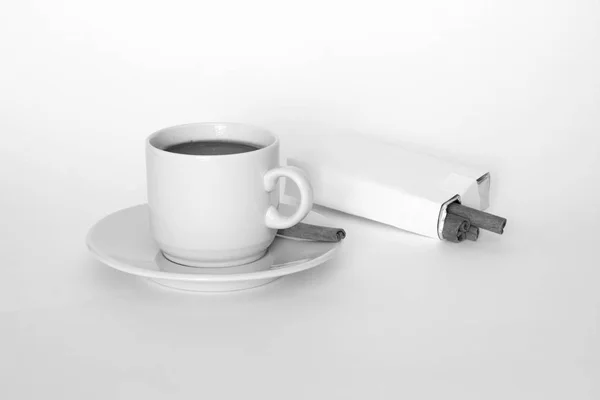 Kaffee und Zimt auf weißem Hintergrund . — Stockfoto