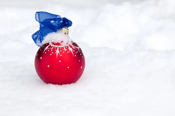 Bola de Natal no fundo da neve — Fotografia de Stock