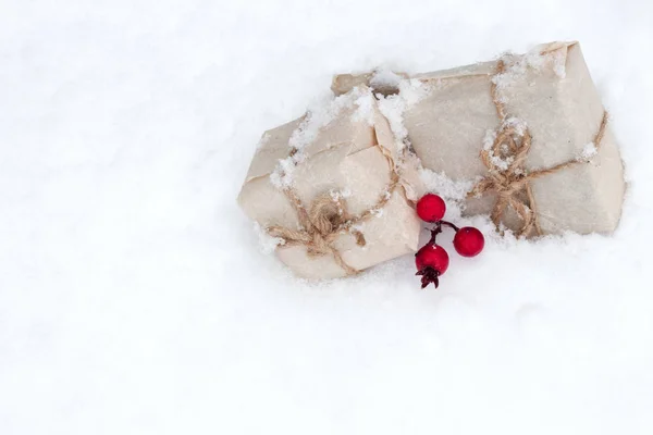 在新鲜的雪槲寄生在背景的礼物箱子 — 图库照片
