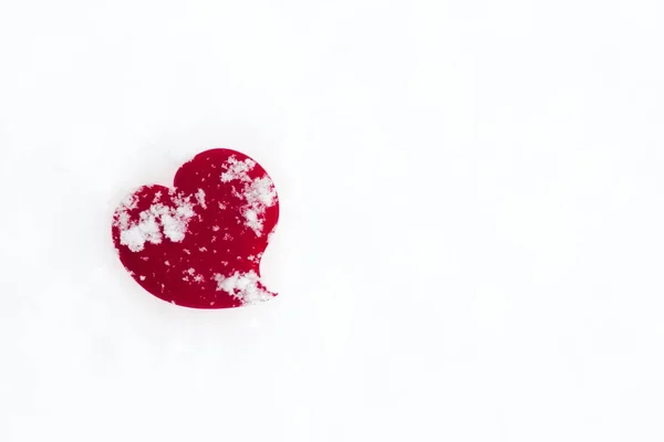 Serca w tle biały śnieg — Zdjęcie stockowe