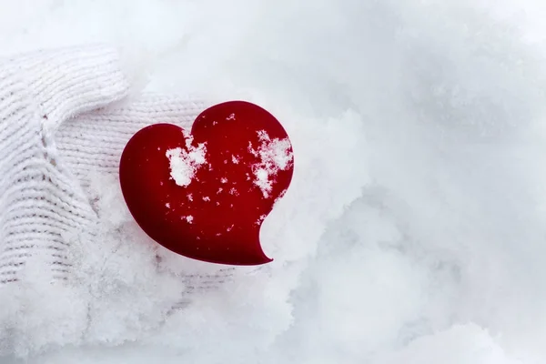 心脏在舒适的胳膊在雪冬天背景 — 图库照片