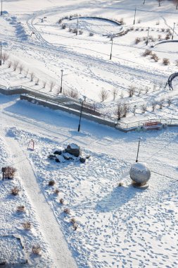 yol ve karda ayak izleri. Kış görünümü yukarıdan, üstten görünüm