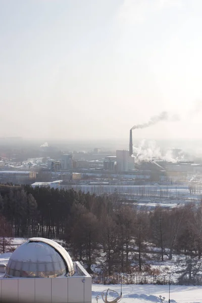 Winterstadtbild Kuppeln Holz Schienen Schnee Industrierohre — Stockfoto
