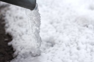 donmuş su buz sarkıtları asma bir oluktan .