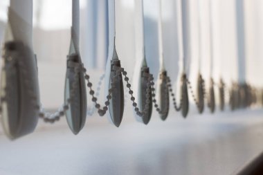 Dikey perde beyaz renkli yatay fotoğraf