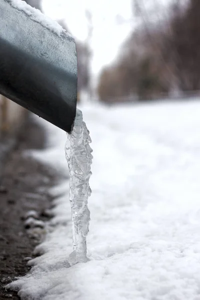 Fragmento Ciudad Invierno Icículos Heladas Tubería Drenaje —  Fotos de Stock