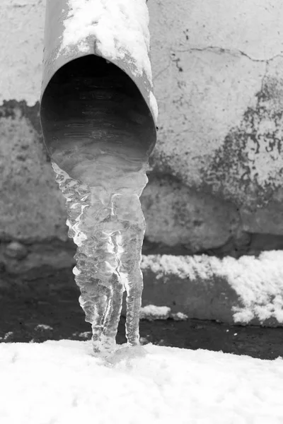 排水管里的冰 — 图库照片