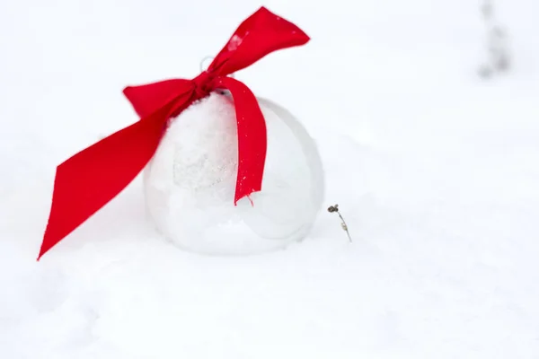 Karácsonyi Bál Hóban Beállítás Fehér Háttér Piros Szalaggal — Stock Fotó