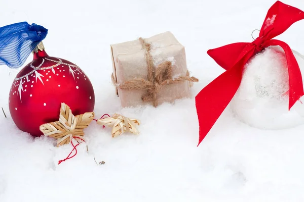 Röd Och Silver Jul Bollen Och Jul Gåva Prydnad Snö — Stockfoto