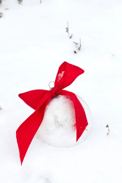 Bola Natal Prata Com Rbbon Vermelho Fundo Brilhante Neve — Fotografia de Stock