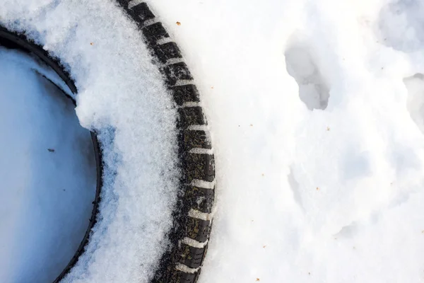 汽车轮胎在雪地上的油漆微笑 冬季和假日概念 — 图库照片