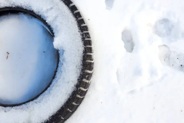 汽车轮胎在雪地上的油漆微笑 冬季和假日概念 — 图库照片