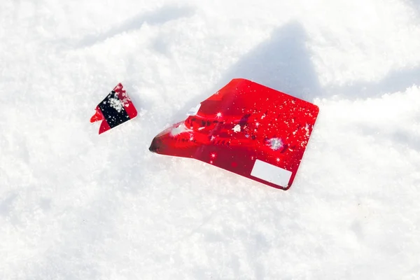 Червона Зламана Кредитна Картка Лежить Фоні Снігу — стокове фото