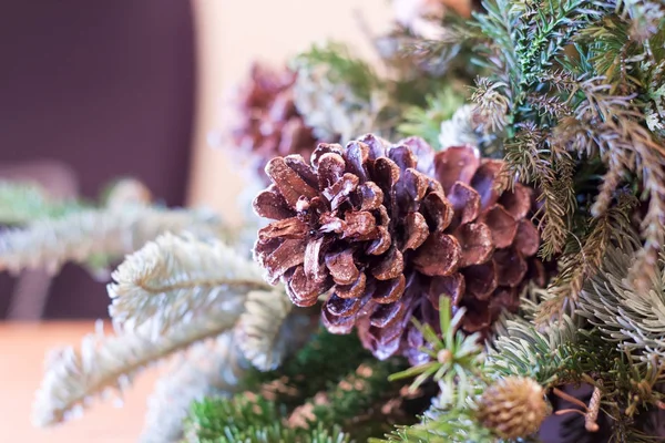 Kon och fir och christmas ball — Stockfoto