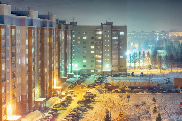 Gece cityscape. Konut yüksek katlı bina ve iç avlu. Kış manzarası . — Stok fotoğraf
