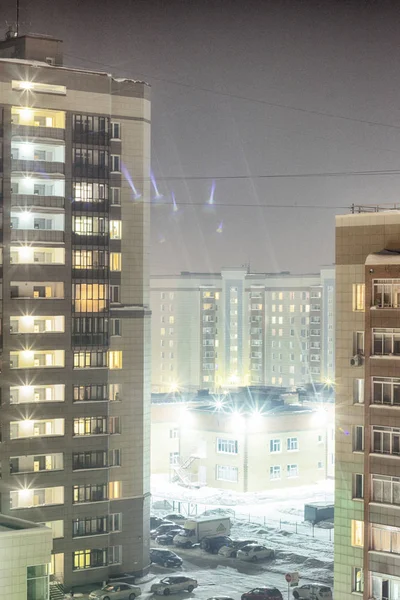 밤 풍경입니다. 아파트 집입니다. 나이트 라이트 — 스톡 사진
