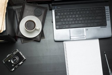 iş yeri için dizüstü bilgisayar, dizüstü bilgisayar, kamera ve kahve sanat