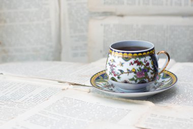 Kahve Kupası vintage yaprak kağıt veya eski kitap üzerinde