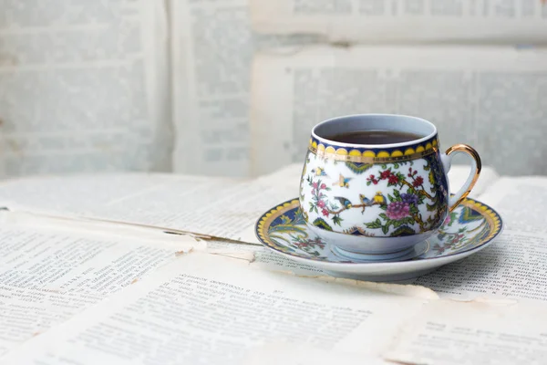 Coffe cup vintage sur feuilles de papier ou vieux livre — Photo