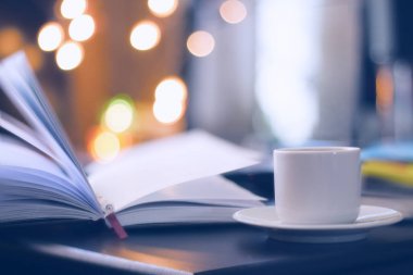 kitap ve sihirli bokeh arka plan ile kahve