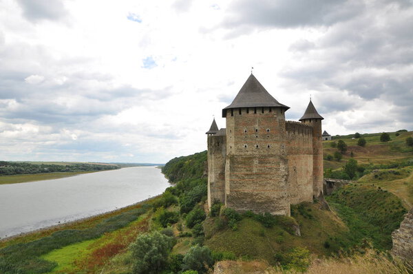 Крепость на берегу реки
