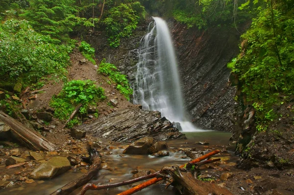 Foto av ett högt vattenfall i skogen — Stockfoto