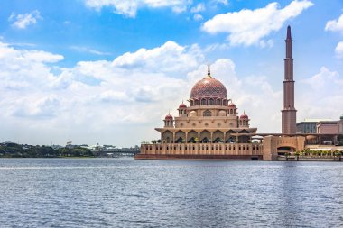Putrajaya şehrindeki Putra Jaya pembe camii, Kuala Lumpur, Malezya