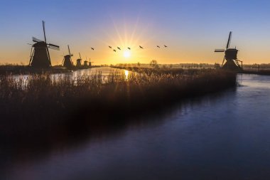 Budak ışık gündoğumu Unesco miras yel değirmeni siluet 