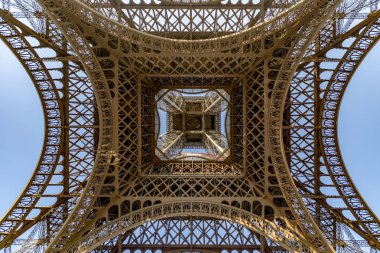 Eyfel Kulesi üzerinde güzel gün batımı