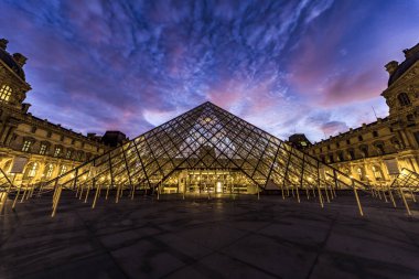 Piramit alacakaranlık yaktı