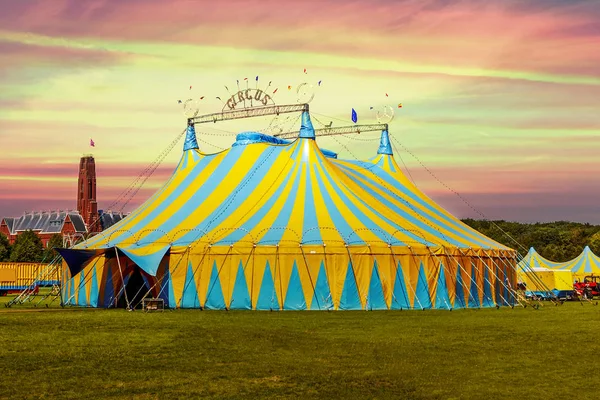 Tienda de circo bajo un atardecer de advertencia y cielo caótico —  Fotos de Stock