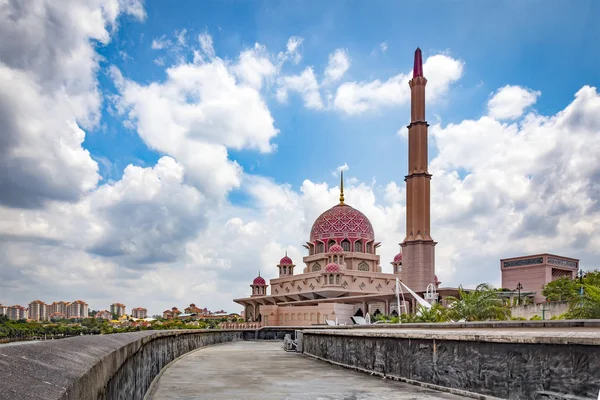 Putrajaya şehrindeki Putra Jaya pembe camii, Kuala Lumpur, Malezya