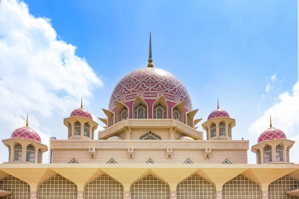 Купола мечети Путра Джая в Путраджае, административный центр Малайзии — стоковое фото
