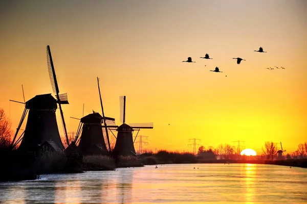 Twight lichte zonsopgang op het Unesco erfgoed windmolen silhouet — Stockfoto