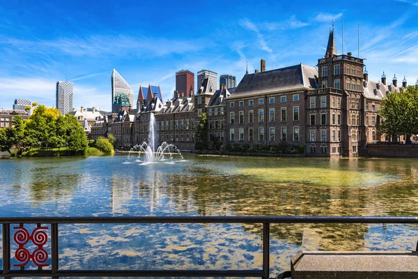 Binnenhof, el parlamento holandés y el gobierno de La Haya, Net — Foto de Stock