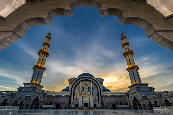 Мечеть Вилайя Персекутуан, ночью — стоковое фото