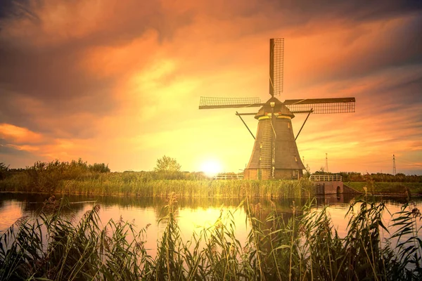Le lever du soleil sur le moulin à vent Kinderdijk, patrimoine mondial de l'UNESCO mo — Photo