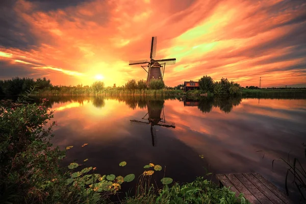 Solnedgång på Kinderdijk, världsarv — Stockfoto