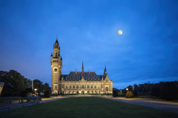 Luzes de lua cheia atingiram o palácio da cidade de Haia — Fotografia de Stock