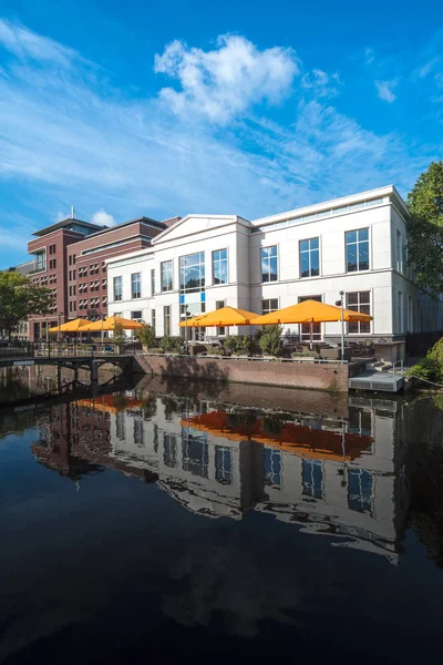 Casa blanca victoriana reflexión sobre un tranquilo canal de agua bajo una ve — Foto de Stock