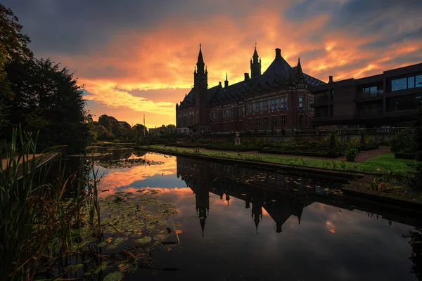 Prachtige zonsopgang op het Vredespaleis, zetel van de internationale — Stockfoto