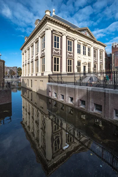 Canal vista lateral do museu Mauritshuis entrada frontal edifício ne — Fotografia de Stock