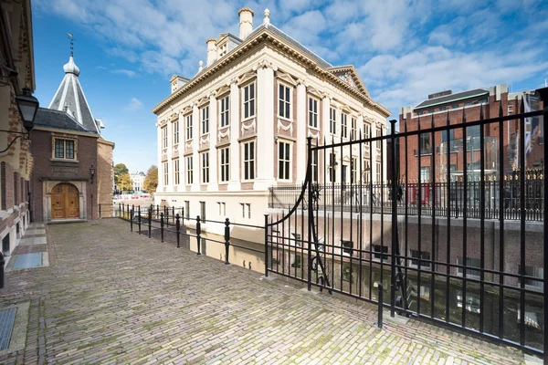 Вид збоку каналу з галереї "Mauritshuis" Музей входу будівлі ne — стокове фото
