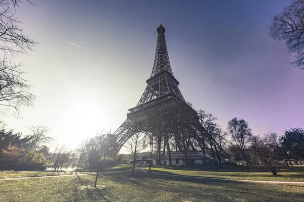 Gyönyörű élénk napkelte felett az Eiffel-torony, a kertből, — Stock Fotó