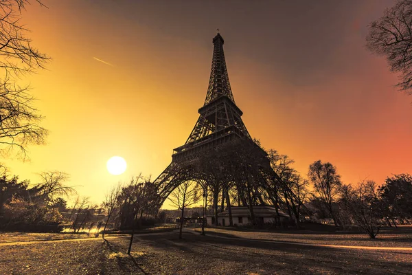 Mooie levendige zonsopgang boven de Eiffeltoren uit de tuin, — Stockfoto