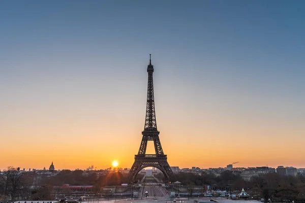 Landschapsmening van een warme zonsopgang over Parijs en de Eiffeltoren — Stockfoto
