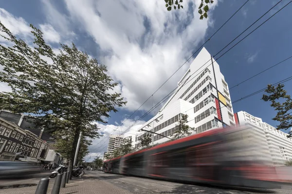 Trem rápido na cidade — Fotografia de Stock