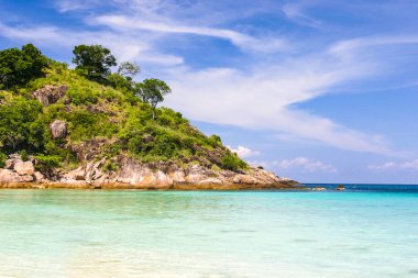 Bir bulut ile tropikal ada