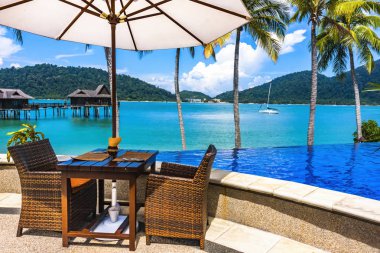 Bir bulut ile tropikal ada